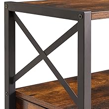 Gros plan d'un coin d'étagère de style industriel. Structure en métal foncé avec support latéral en forme de X et étagères en bois aux tons chauds