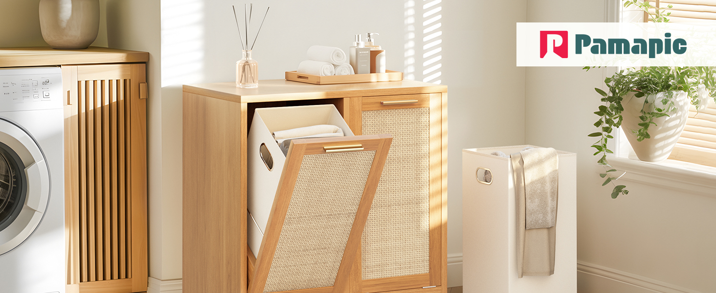 Wäschekorbschrank aus Holz mit Lattenrost auf der Vorderseite Verfügt über ein Kippfach für schmutzige Kleidung und eine obere Oberfläche für Aufbewahrung oder Dekorationsgegenstände. In einer hellen Waschküche platziert.