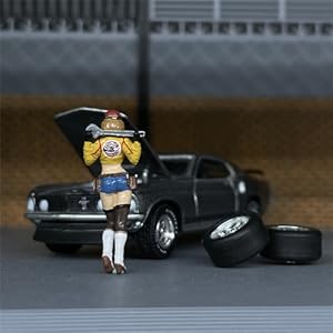 1/64フィギュア女性2人 1/64ミニカーやジオラマに最適　おまけミニカー1台 1/64フィギュア女性2人 1/64ミニカーやジオラマに最適 おまけ