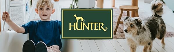 Grün-goldenes „HUNTER“-Markenschild im Innenbereich.