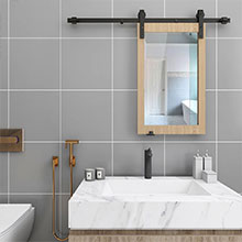 ein Badezimmer mit Waschbecken, Spiegel und Badewanne.