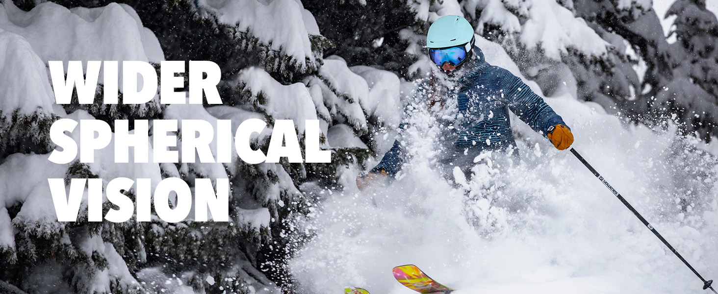 de esquiando con el texto «WIDER SPHERIC VISION» superpuesto, que muestra a alguien esquiando sobre nieve en polvo con un telón de fondo montañoso cubierto de nieve