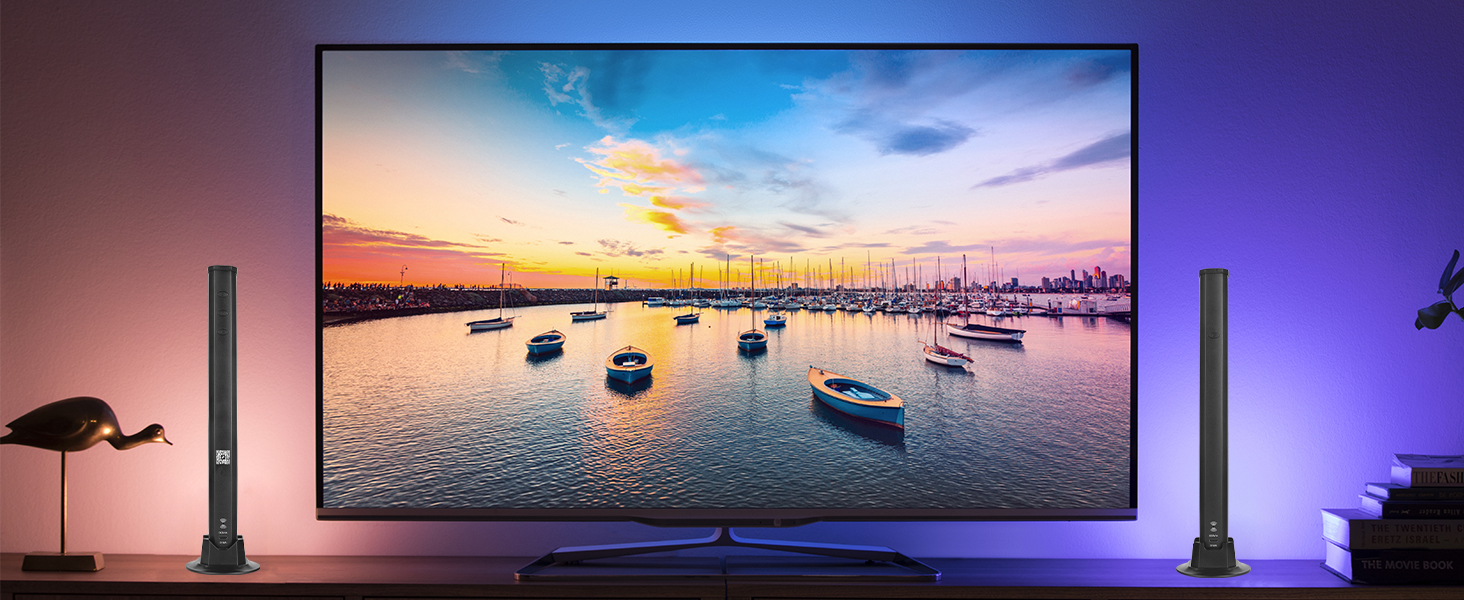 ein großer Fernseher mit einem Sonnenuntergang im Hintergrund.