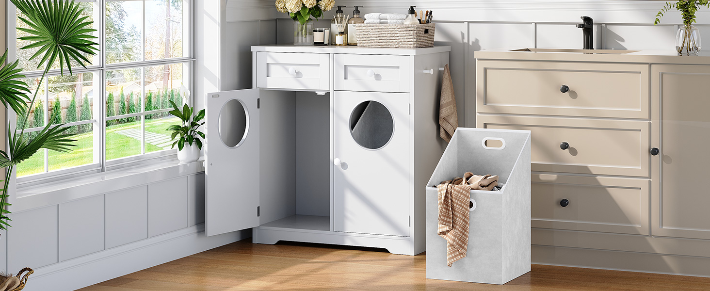 Modernes weißes Kücheninterieur mit Einbauschränken, minimalistischem Design, Tageslicht und Zimmerpflanzen. Mehrere Ansichten zeigen Speicherlösungen.