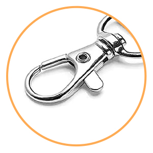 Dog Whistle High Frequency Quiet Ultrasonic Anti Bark Accessory with Lanyard, Adjustable Dog Whistle for All Breeds, Black 20 Un cierre giratorio o mosquetón de metal plateado con una puerta con resorte. Los herrajes cuentan con un anillo superior redondeado y un