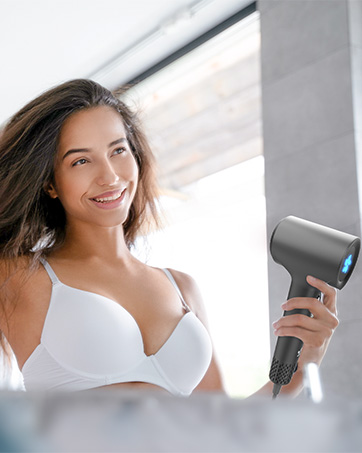 Démonstration d'un sèche-cheveux à main gris moderne avec éclairage d'accentuation bleu, doté d'un design élégant et d'une poignée ergonomique.