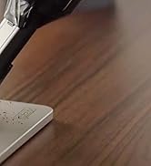 se está utilizando un bolígrafo para abrir una estación de carga USB.