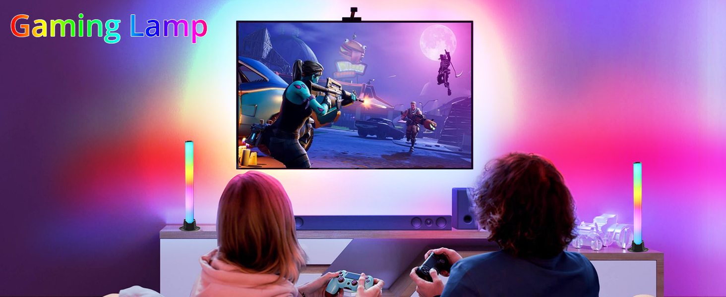 Zwei Leute spielen ein Videospiel auf einem Fernseher