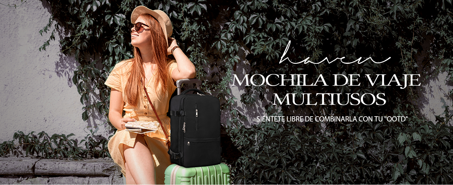 Mujer con blusa amarilla sentada en equipaje verde al aire libre. La superposición de texto en español menciona la «mochila de viaje multiusos» (mochila de viaje multiusos