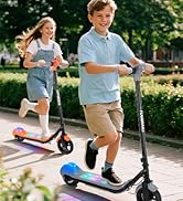 Los niños viajan en patinetes por un camino pavimentado, con ruedas iluminadas por LED que crean coloridos rayos de luz debajo de la plataforma del scooter.