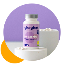 Flacon violet étiqueté « gloryfeel » avec capsules blanches, exposé sur des socles blancs sur fond violet et orange