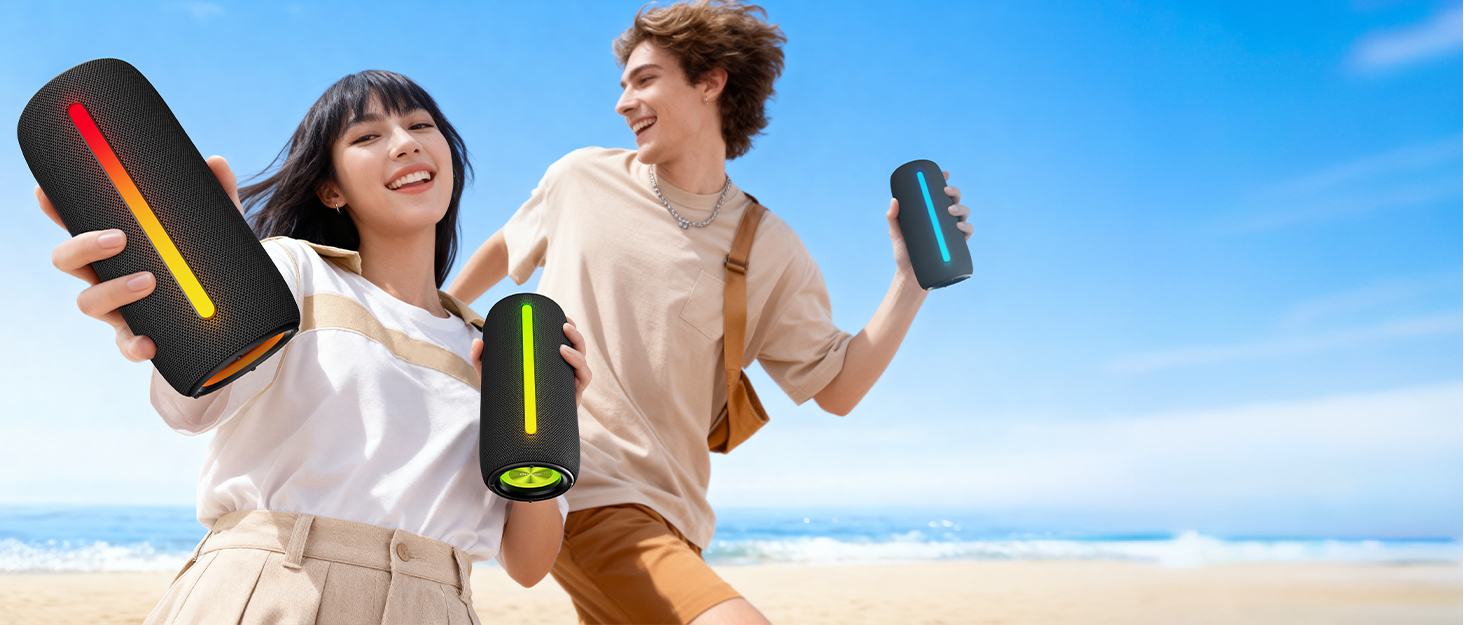 Serie de escenas de playa al aire libre que muestran a personas activas usando una pistola de masaje con un telón de fondo de cielo azul.