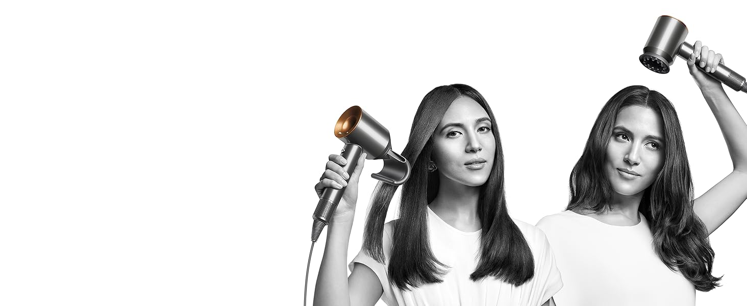 Dos mujeres con cabello liso y ondulado se secan el pelo con el secador Dyson Supersonic.