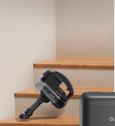 Ein Handgerät wird auf eine Holzstufe gestellt.