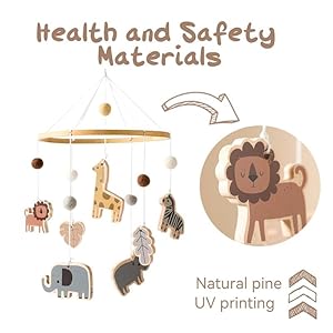 Babymobil aus Holz mit Aufhängeelementen im Safari-Tiermotiv. Der Text weist auf „Gesundheits- und Sicherheitsmaterialien“ und „UV-Druck aus natürlichem Kiefernholz“