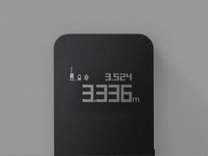 Pantalla digital que muestra los números 3524 y 3336m sobre un dispositivo rectangular negro sobre un fondo gris