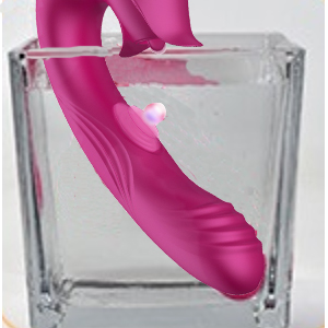 ein rosa Lippenstift in einer Glasvase mit einem rosa Schal darin.