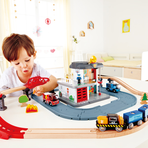 Amazon.co.jp: Hape(ハペ) 消防車セット 9.5×5×3.5cm 3才以上