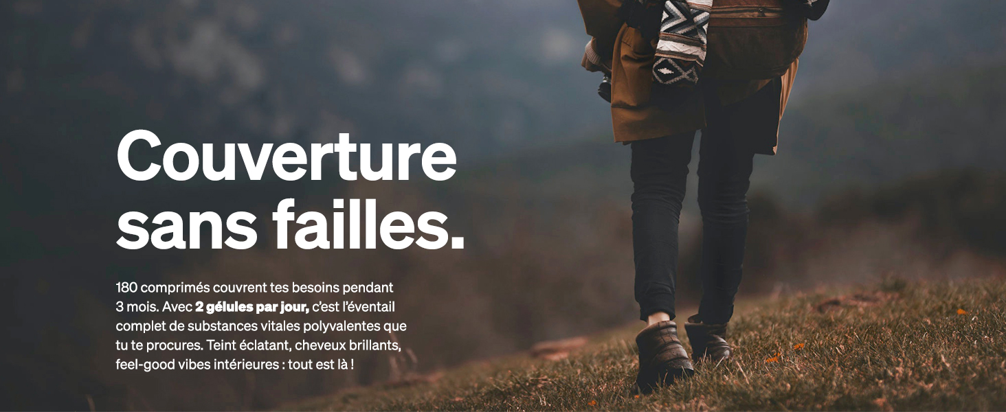 Personne marchant sur un chemin brumeux avec des montagnes en arrière-plan. Texte français « Couverture sans failles » superposé de blanc