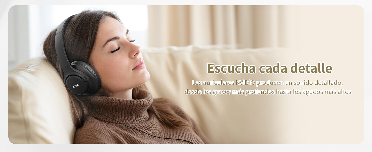 Mujer con auriculares supraaurales, ojos cerrados, recostada sobre una almohada blanca. Lleva un suéter marrón, lo que sugiere una experiencia de relajación o escucha