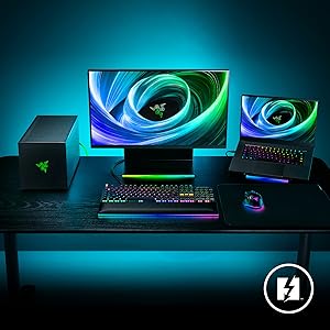 Serie de configuraciones de salas de juegos o entretenimiento de color azul con iluminación LED, varios monitores y periféricos para juegos dispuestos en escritorios.