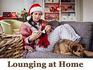 eine Frau, die mit einem Hund auf einer Couch sitzt.