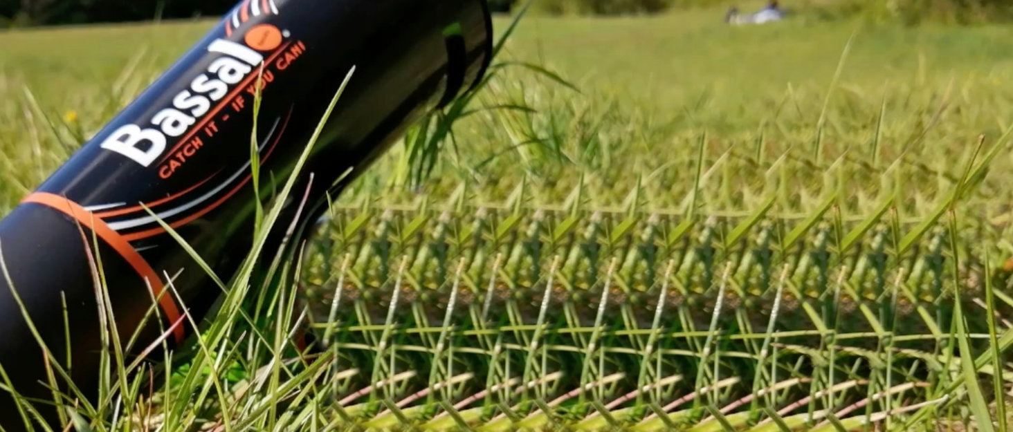 Bassalo Becher und Ball auf einer Wiese