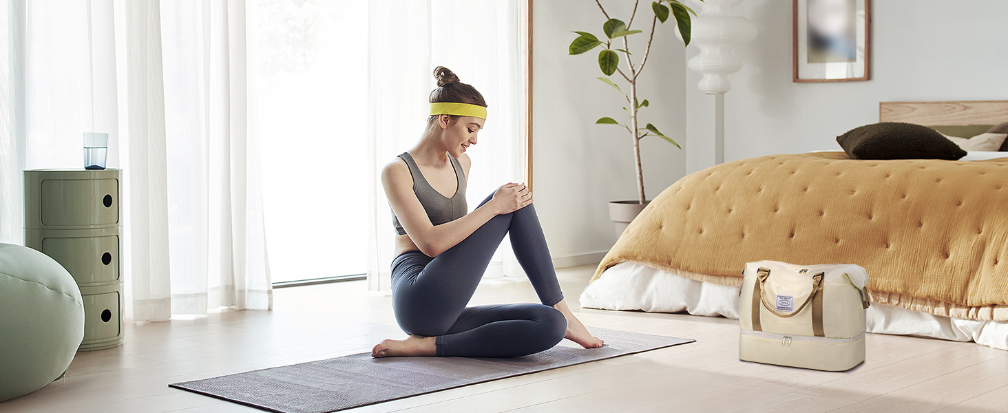 Scène intérieure de maison montrant une activité d'exercice ou de relaxation sur le sol près d'un canapé beige et d'une plante en pot.