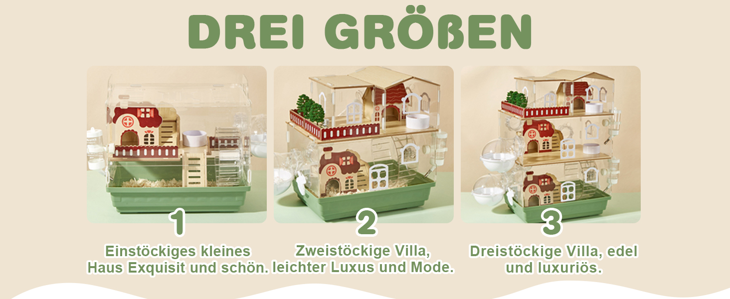 Drei Puppenhäuser aus Holz von zunehmender Größe, auf Deutsch beschriftet. Jedes verfügt über mehrere Ebenen, Balkone und Miniaturmöbel. Das größte hat drei Stockwerke mit aufwändigeren Details.