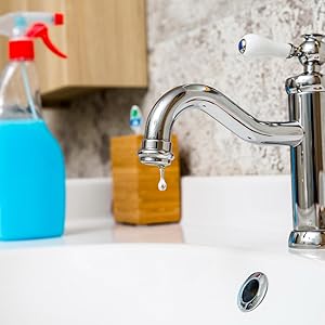 Wasserhahn mit Spülbecken und Spülmittel