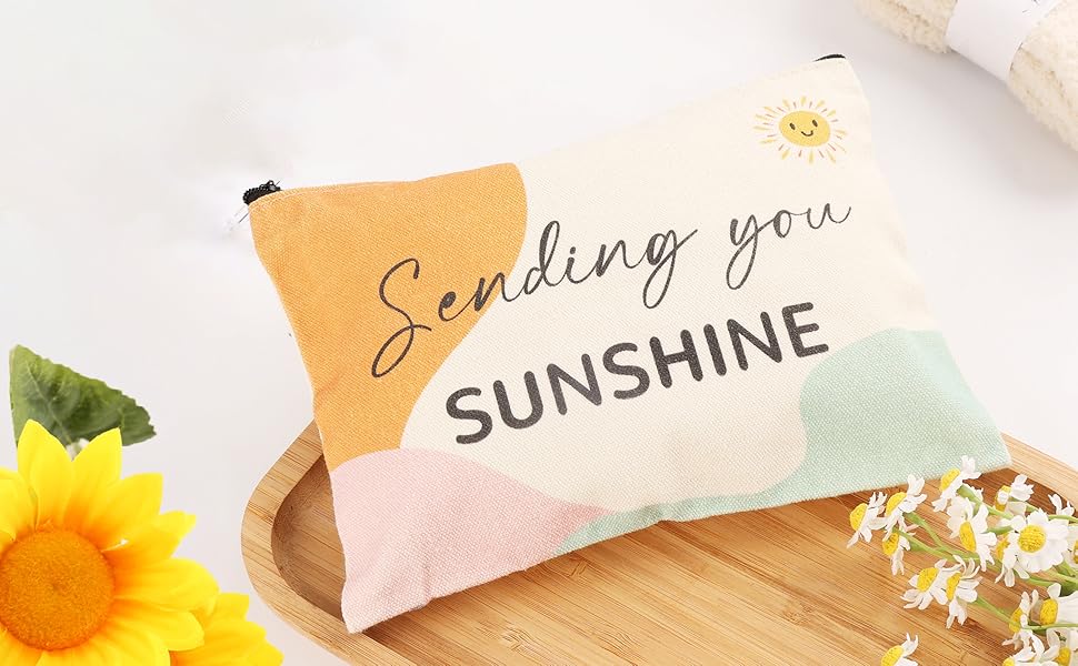 Dreifarbige Schminktasche aus Canvas mit pastellgelben, rosa und mintfarbenen Abschnitten mit dem Aufdruck „Sending you SUNSHINE“, verziert mit Sonnenblumendekor