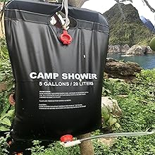 una bolsa de ducha colgada de un árbol