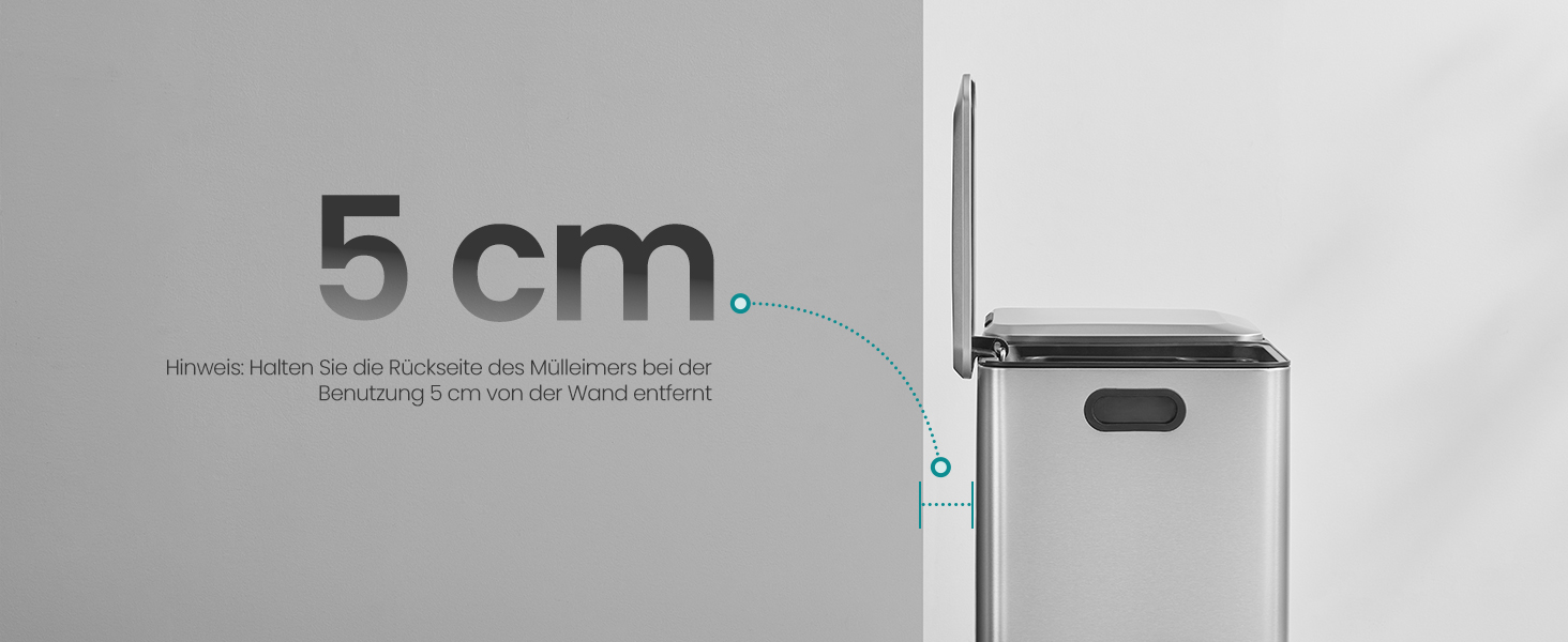 A képen „5 cm” felirat látható. Egy termékfotó-sorozat egy fehér kerámiából készült, szellem formájú gyertyatartót mutat, belül meggyújtott gyertyával.