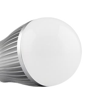 Nahaufnahme einer silbernen zylindrischen LED-Glühbirne mit markanten Kühlrippen entlang des Gehäuses, dargestellt vor weißem Hintergrund.