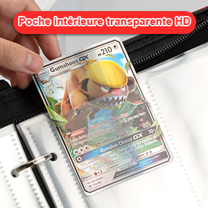 Insérer à la main une carte à collectionner Pokémon holographique dans la pochette transparente d'un classeur. Le texte superposé en français mentionne « poche intérieure HD transparente »