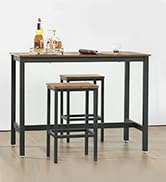 ein Bartisch mit zwei Hockern und einem Barhocker.