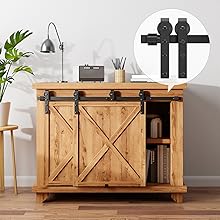 Schiebetürschrank aus Holz mit schwarzen Metallbeschlägen. Beilage zeigt Nahaufnahme des Schienensystems. Mit Lampen-, Pflanzen- und Schreibtischzubehör gestylt