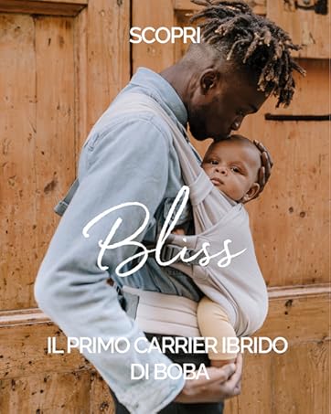 Adulto che tiene un neonato in un marsupio in tessuto su uno sfondo di legno. Il testo sovrapposto recita «Scopri Bliss»
