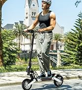 Secuencia de imágenes que muestran a alguien conduciendo un patinete eléctrico en una calle bordeada de palmeras, demostrando la postura y el movimiento de conducción.