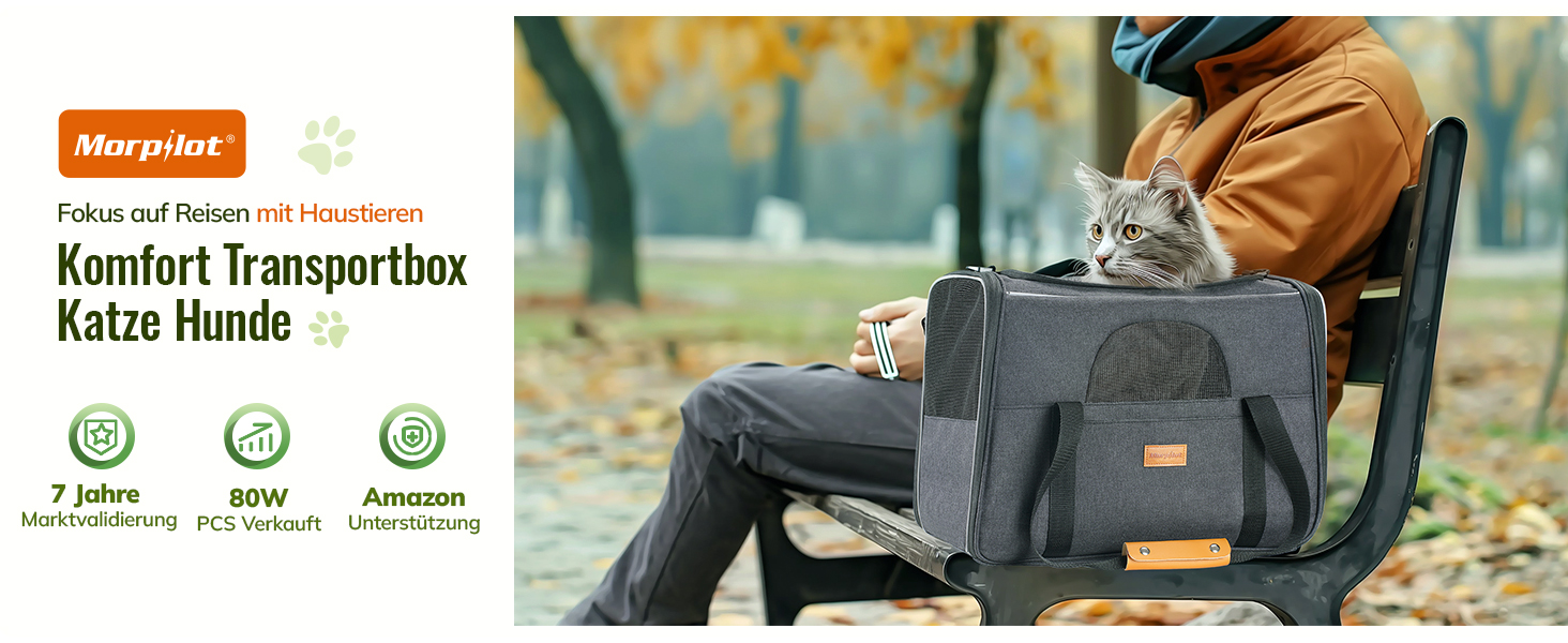 ein Mann, der auf einer Bank sitzt und eine Tasche auf dem Schoß hat.
