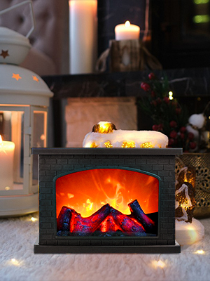 con efecto de llama simulado, que se exhibe en un ambiente acogedor con velas y luces a su alrededor