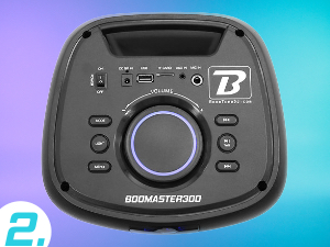 con panel de control con dial de volumen, puerto USB, entrada auxiliar y varios botones. Dispositivo negro con anillo LED azul y visible con la marca «Boommaster300».