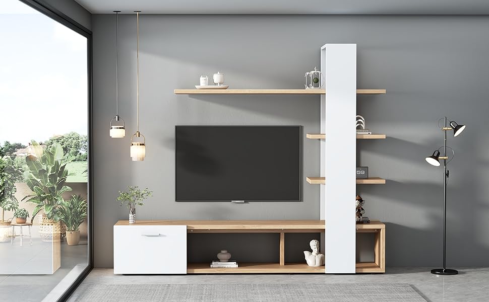 Modernes Unterhaltungszentrum im Wohnzimmer mit Wandfernseher, Holzregalen, weißem Schrank und Stehlampe. Großes Fenster mit Pflanzen, die draußen sichtbar sind