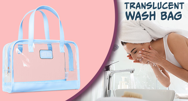 Borsa da bagno trasparente trasparente con finiture e manici blu chiaro, mostrata su sfondo rosa con immagine dimostrativa dell'uso