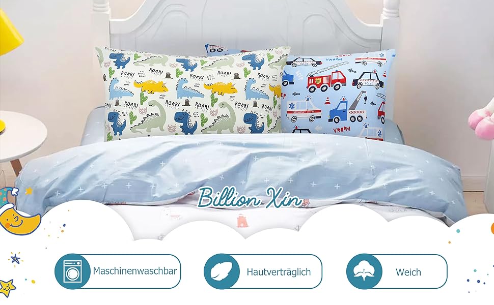 comprenant des taies d'oreiller à motifs bleus et blancs avec des motifs de dinosaures, associées à une housse de couette bleu clair