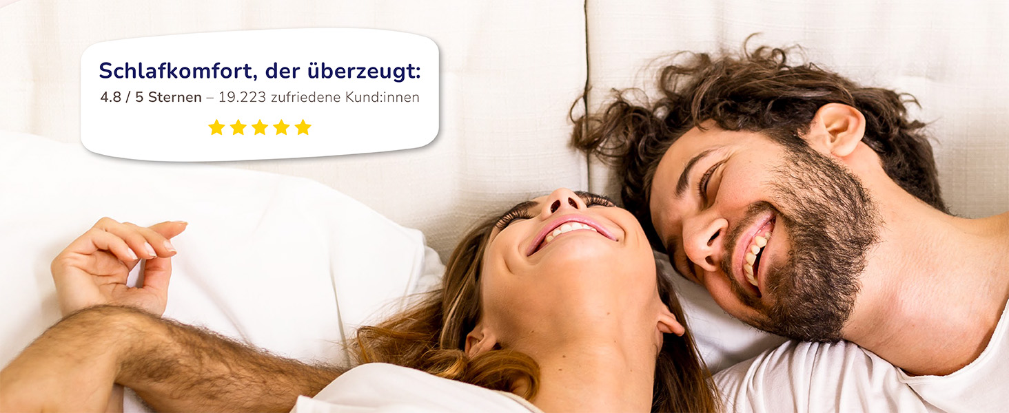 Ein Paar, das mit weißer Bettwäsche im Bett liegt, lächelt und sieht bequem aus. Über ihnen steht Text auf Deutsch und eine Fünf-Sterne-Bewertung