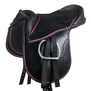 Schwarzer Reitsattel mit rosa Paspeldetails, gepolstertem Sitz, Steigbügelbefestigungen aus Metall und verstellbaren Riemen.