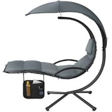 con struttura in metallo curvato, cuscini grigi, paralume a baldacchino e attacco laterale portabevande