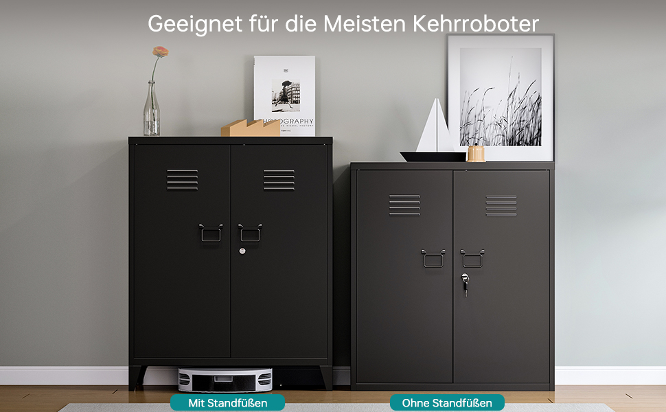 Zwei schwarze Metallschränke mit Schranktüren, die an einer grauen Wand mit gerahmten Kunstwerken positioniert sind. Im Text wird die Kompatibilität mit Reinigungsrobotern erwähnt