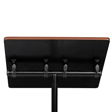 Detrás de estos atriles y podios de madera marrón